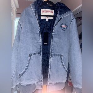 BRAND NEW TRUE RELIGION DENIM JACKET 

SIZE MENS: SMALL 

RETAIL $199

NWT
